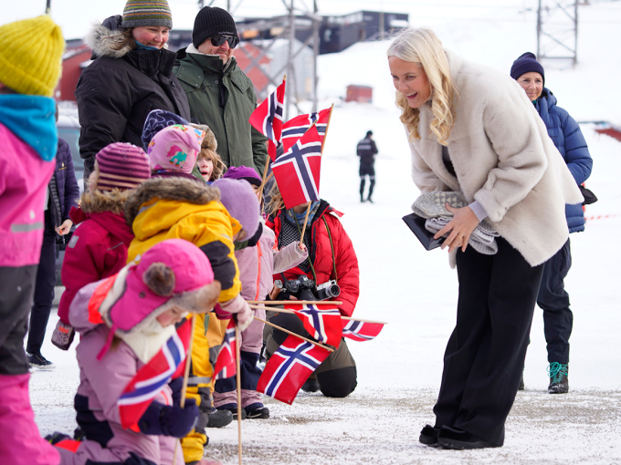 The Crown Princess greets some of the children who came to see her and the Crown Prince outside Longyearbyen Public Library. Photo: Ole Berg-Rusten / NTB
